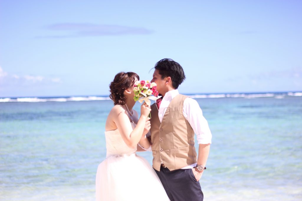婚活ブログ_結婚して海でキスをする新郎新婦
