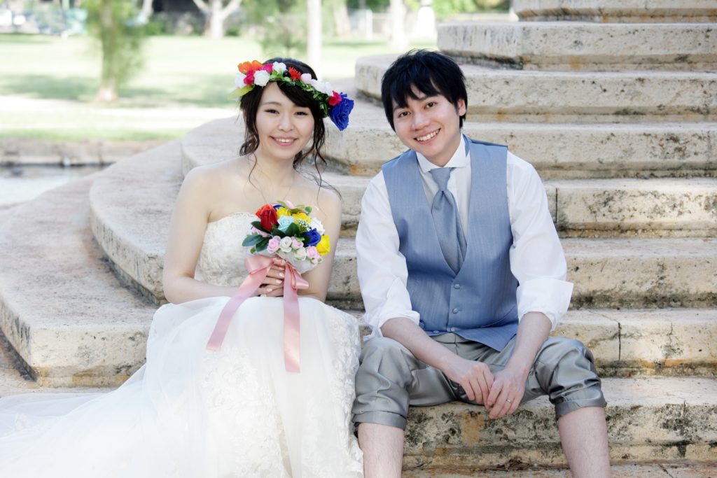 婚活ブログ_結婚式で階段に座る新郎新婦