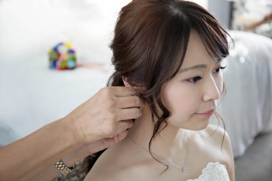 結婚式前に髪を整える新婦