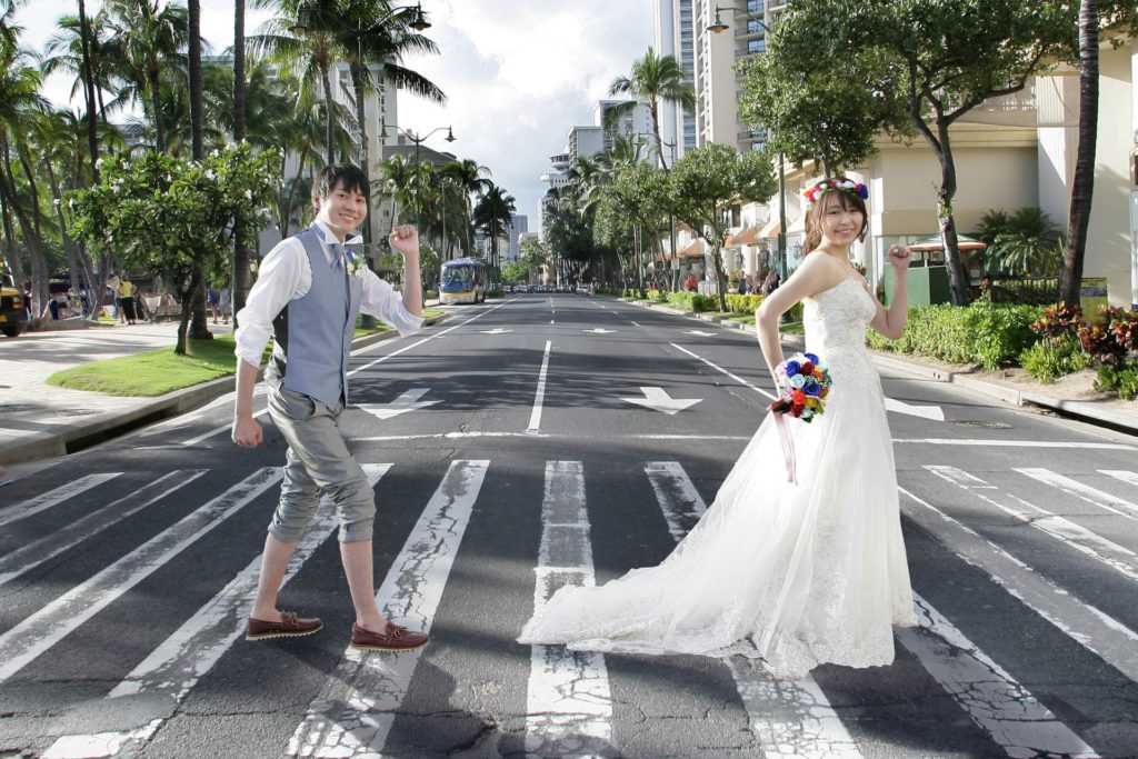 婚活ブログ_結婚式で横断歩道を楽しそうに渡る新郎新婦