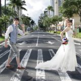 結婚式で横断歩道を楽しそうに渡る新郎新婦